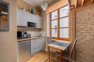 una cucina e una sala da pranzo con tavolo e sedie di Charming studio in Old Town Riga a Riga Altre 27 foto