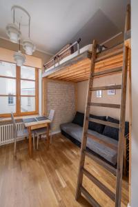 Camera con letto a castello, tavolo e divano. di Charming studio in Old Town Riga a Riga