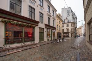 una strada vuota in una città con edifici di Charming studio in Old Town Riga a Riga