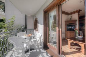 - une terrasse couverte avec une table et des chaises sur un balcon dans l'établissement Résidence Le Cristal Apartments - Happy Rentals, à Chamonix-Mont-Blanc