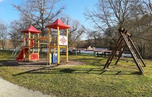 um parque com um parque infantil com um baloiço em Tiny House Lohse em Wemding