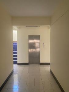 an empty hallway with a door in a building at Suppamas Mansion ศุภมาส แมนชั่น in Bangkok Yai
