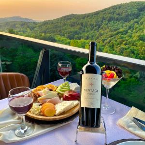 una botella de vino sentada en una mesa con un plato de comida en Vela Verde Hotel & SPA, en Yalova