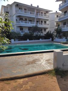 une piscine vide en face d'un bâtiment dans l'établissement Comfortable 1BHK Resort Aptmt with Pool at Candolim for 4 ppl, à Goa