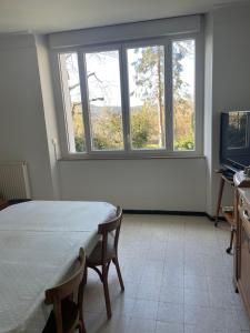 Pokój ze stołem, 2 krzesłami i oknem w obiekcie Location maison à Chadron : Haute Loire w mieście Chadron