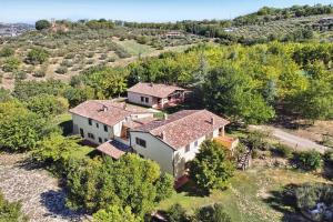 an aerial view of a house in a field at La Collina dei Ciliegi in Brufa