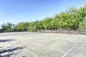an empty tennis court with trees in the background at La Collina dei Ciliegi in Brufa +19 photos