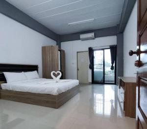 Postel nebo postele na pokoji v ubytování Pattanagorn mansion พัฒนากร แมนชั่น