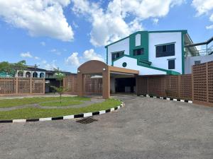 une maison au milieu d'un parking dans l'établissement Plernpetch Hotel, à Surat Thani