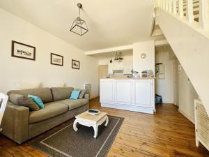 Kuchyňa alebo kuchynka v ubytovaní Superbe appartement Emplacement exceptionnel cœur des Sables - 4 pers