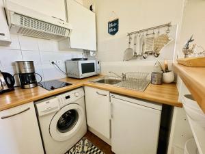 Kuchyňa alebo kuchynka v ubytovaní Superbe appartement Emplacement exceptionnel cœur des Sables - 4 pers