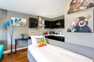 a small kitchen with a bed in a room at Modern 2-Bed Flat Bethnal Green in London