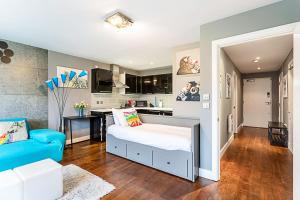 a living room with a bed and a kitchen at Modern 2-Bed Flat Bethnal Green in London