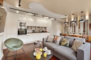 sala de estar con sofá y cocina en 220 Suite Jessy - Superb Apartment in Paris, en París