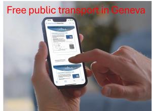 una persona che possiede un cellulare con il trasporto pubblico gratuito a Geneva di IntercityHotel Geneva a Ginevra