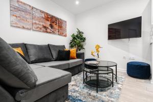 uma sala de estar com um sofá e uma mesa em Brighton Apt - 2 Bedroom Free Wi-Fi & Parking em Wallasey