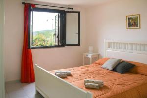 een slaapkamer met een bed met twee knuffels erop bij Apartment in Santa Margherita di Pula in Santa Margherita di Pula