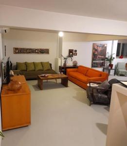 Sala de estar con 2 sofás y mesa en Luxurious StoneHouse Trikala, en Tríkala