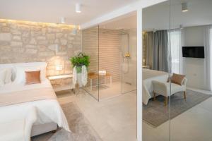 Posteľ alebo postele v izbe v ubytovaní Beautiful Hvar Villa 4 Bedrooms Villa Hvar Majestic Resort Centre Location Wonderful Sea Views