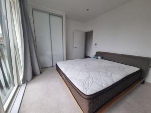 Un pat sau paturi într-o cameră la ExCeL London 3 Bed -Lux Condo with Great Balcony