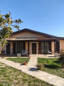 una casa con un passaggio di fronte di A CASA DI DEBY GREEN HOUSE a Limigiano