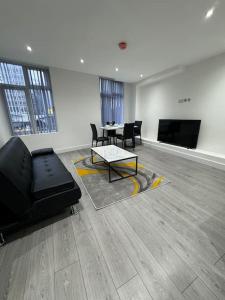 sala de estar con sofá, mesa y sillas en Fully furnished 1 Bedroom flat en Londres