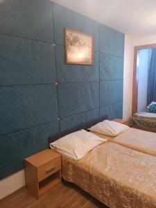 オルシュティンにあるZajazd Eljan-Centrum Noclegoweの小さなベッドルーム(ベッド2台、テーブル付)