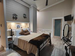 1 dormitorio con 1 cama y TV en Hidden Valley Private Guest Suite with Views, en South Grafton