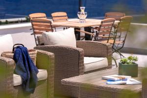 薩瓦拉的住宿－Exclusive Seafront Suite with jacuzzi，一组椅子、一张桌子和一张桌子