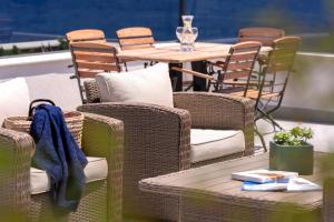 Posedenie v ubytovaní Exclusive Seafront Suite with jacuzzi