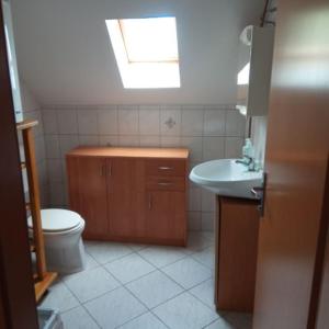 Ένα μπάνιο στο Strandi Apartmanok- Aranyhíd Apartmanok