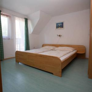 Ένα ή περισσότερα κρεβάτια σε δωμάτιο στο Strandi Apartmanok- Aranyhíd Apartmanok