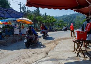 un grupo de personas montando motocicletas por un camino de tierra en Motel KIM PHÁT LUXURY - Núi Cấm, 