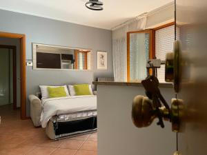 una camera con letto e televisore di Appartamento linea diretta Duomo a Milano