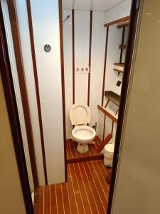 uma pequena casa de banho com WC num quarto em Amazing boat to sleep in Barcelona em Barcelona