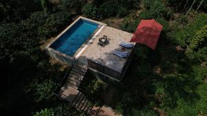 Bazén v ubytování Machaan Wilderness Lodge Nagarahole nebo v jeho okolí