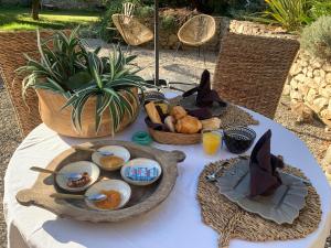 - une table avec une assiette de nourriture et un bol de fruits dans l'établissement Lodge Luxe et insolite spirit of Bali - La Noccemada, à Saint-Julien