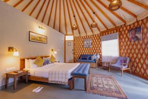 Postel nebo postele na pokoji v ubytování Machaan Wilderness Lodge Nagarahole