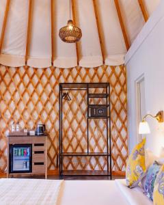 Kuchyň nebo kuchyňský kout v ubytování Machaan Wilderness Lodge Nagarahole