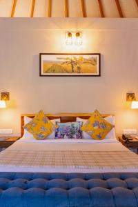 Postel nebo postele na pokoji v ubytování Machaan Wilderness Lodge Nagarahole