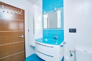 Et badeværelse på Ático de Lujo en primera línea de mar + 31 billeder