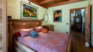 um quarto com uma cama grande num quarto em CHALET WALSER 4&2, Emma Villas em Piode