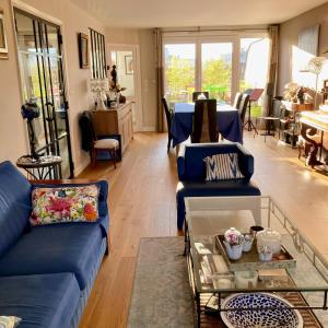 sala de estar con sofá azul y mesa en Junior suite avec balcon, en Lyon