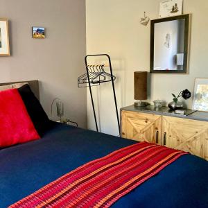 1 dormitorio con cama, espejo y tocador en Junior suite avec balcon, en Lyon