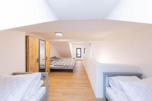 een kamer met 2 bedden en een hal met 2 bedden bij Rezidence Novosadská in Olomouc