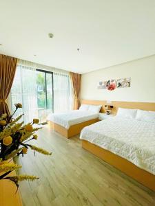 - une chambre avec 2 lits et une grande fenêtre dans l'établissement Căn hộ nghỉ dưỡng 5 sao APEC MANDALA PHÚ YÊN, à Liên Trì (3)