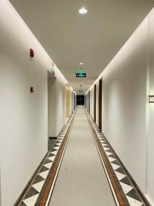 un couloir d'un immeuble avec un long couloir dans l'établissement Căn hộ nghỉ dưỡng 5 sao APEC MANDALA PHÚ YÊN, à Liên Trì (3)
