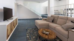 una sala de estar con un sofá y una mesa en VILLA RISTOLA 6, Emma Villas, en Leuca