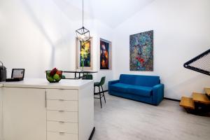 ein Wohnzimmer mit einem blauen Sofa und einem Tisch in der Unterkunft Das Edlinger in Salzburg