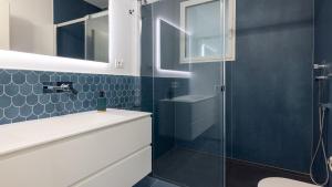 Un baño con inodoro y ducha de cristal. en VILLA RISTOLA 6, Emma Villas, en Leuca 29 fotos más